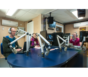 Conception clé sur porte de studio radio dans un container maritime